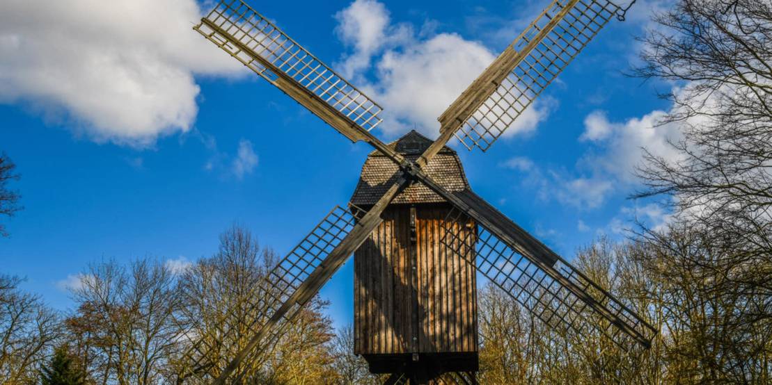 Hölzerne Windmühle